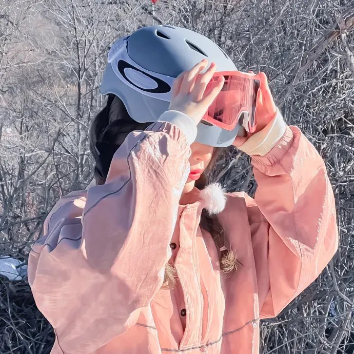 一匹马奔跑，一匹马跳跃